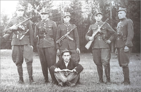 Soldiers of the "Ogien" group, unit "Jastrzab" [tr. ‘Hawk’]. Standing from left to right: NN [Pol. abr. Unknown & Unidentified] "Sosna", NN "Jastrzab", NN "Leniwy" and NN "Wicher". Sitting down: NN "Wilk".